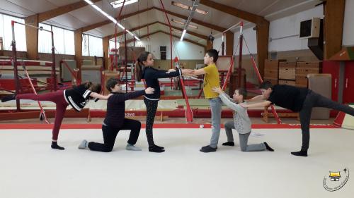 Des acrobates chez les Cm2